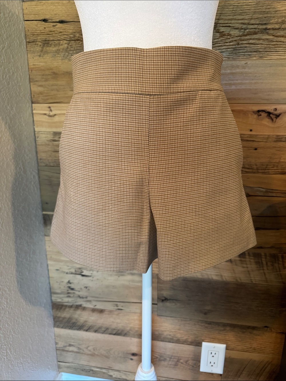 EUC Women’s Flat Front Plaid Shorts